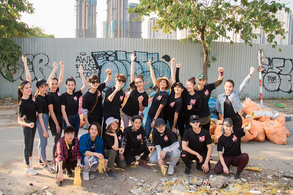 Top 3 Hoa hậu Hoàn Vũ hào hứng tham gia thử thách dọn rác - 1 Top 3 Hoa hậu Hoàn Vũ hào hứng tham gia thử thách dọn rác - 1