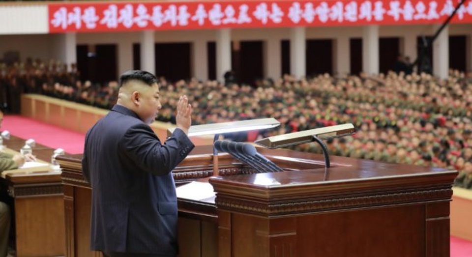 Sĩ quan Triều Tiên vừa khóc vừa ghi chép trong cuộc họp “lịch sử” với ông Kim Jong-un - 2 Sĩ quan Triều Tiên vừa khóc vừa ghi chép trong cuộc họp “lịch sử” với ông Kim Jong-un - 2