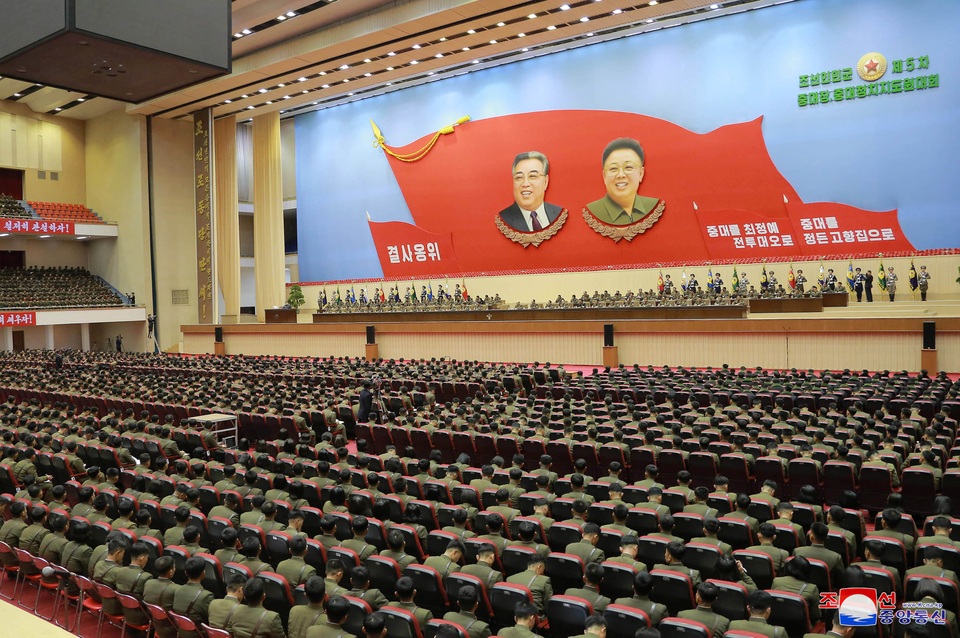 Sĩ quan Triều Tiên vừa khóc vừa ghi chép trong cuộc họp “lịch sử” với ông Kim Jong-un - 9 Sĩ quan Triều Tiên vừa khóc vừa ghi chép trong cuộc họp “lịch sử” với ông Kim Jong-un - 9
