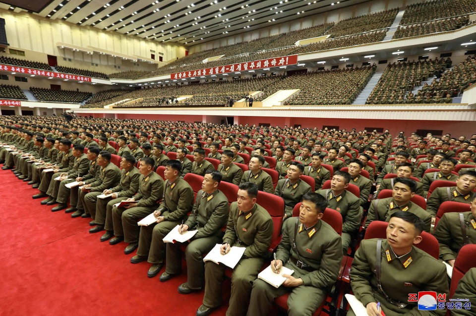 Sĩ quan Triều Tiên vừa khóc vừa ghi chép trong cuộc họp “lịch sử” với ông Kim Jong-un - 3 Sĩ quan Triều Tiên vừa khóc vừa ghi chép trong cuộc họp “lịch sử” với ông Kim Jong-un - 3