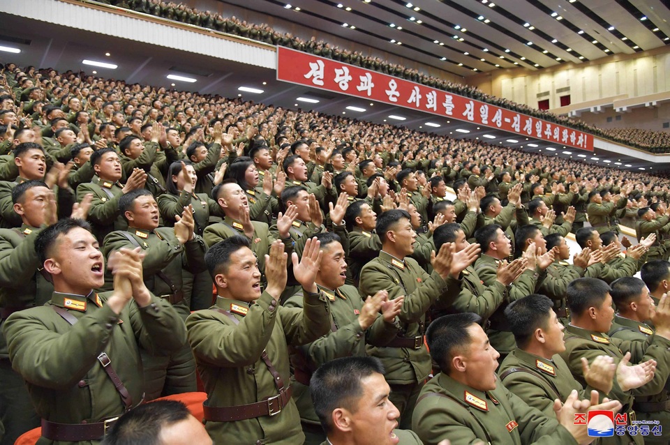 Sĩ quan Triều Tiên vừa khóc vừa ghi chép trong cuộc họp “lịch sử” với ông Kim Jong-un - 6 Sĩ quan Triều Tiên vừa khóc vừa ghi chép trong cuộc họp “lịch sử” với ông Kim Jong-un - 6