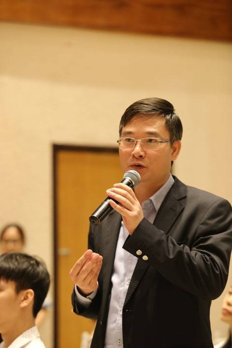 Người Việt du lịch nước ngoài: Nói to, chen hàng và loạt thói xấu khó bỏ - 2 Người Việt du lịch nước ngoài: Nói to, chen hàng và loạt thói xấu khó bỏ - 2
