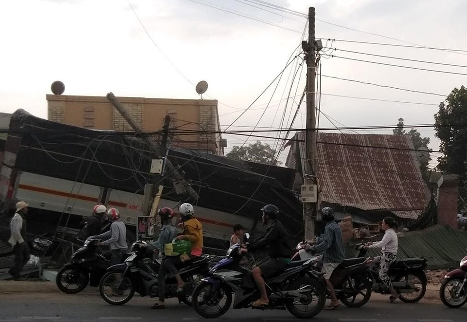 Xe tải tông sập nhà dân bên đường, tài xế và phụ xe tử vong - 1 Xe tải tông sập nhà dân bên đường, tài xế và phụ xe tử vong - 1