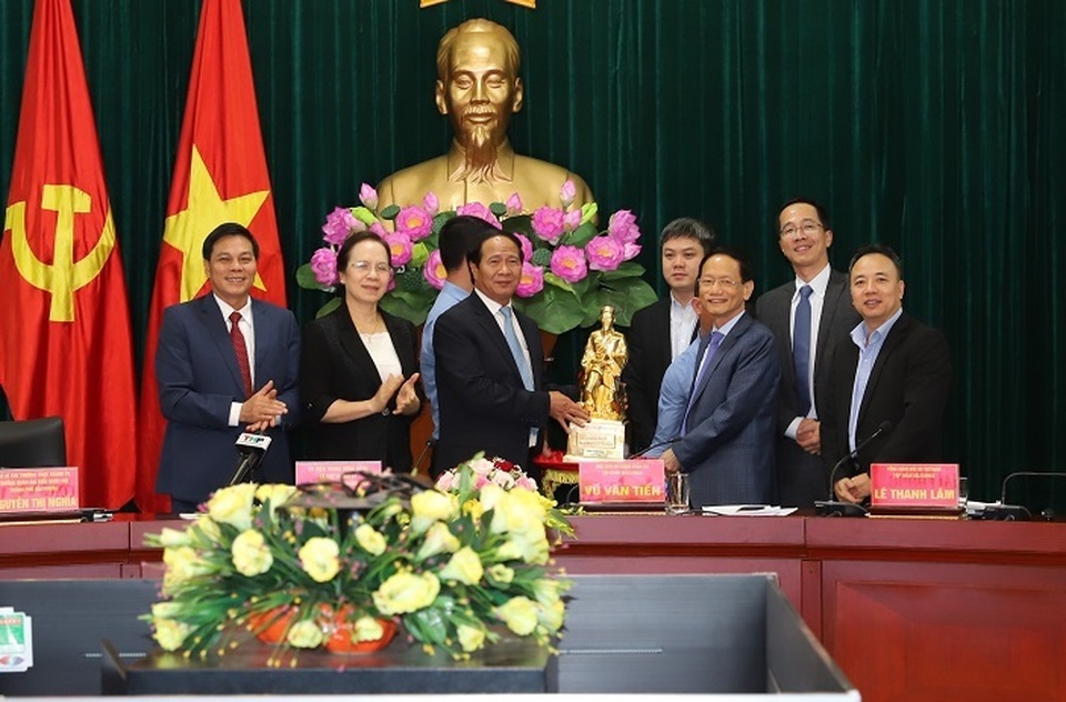 Lãnh đạo thành phố Hải Phòng và lãnh đạo Tập đoàn Geleximco.JPG Lãnh đạo thành phố Hải Phòng và lãnh đạo Tập đoàn Geleximco.JPG