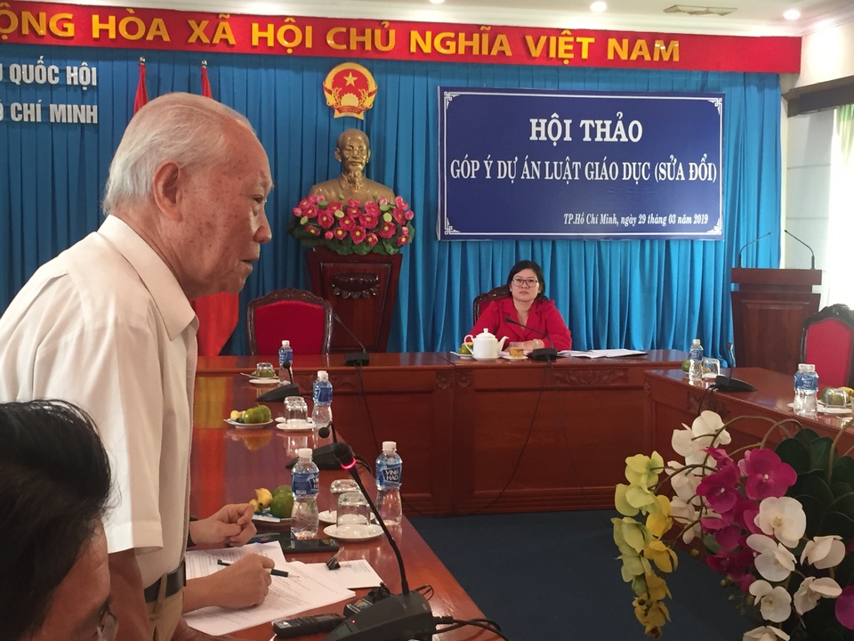 ông trịnh hồng sơn góp ý cho dự thảo luật.JPG ông trịnh hồng sơn góp ý cho dự thảo luật.JPG