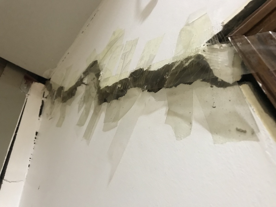 Hà Nội: Hãi hùng 80 căn hộ trong khu đô thị bị sụt lún, nứt toác - 6 Hà Nội: Hãi hùng 80 căn hộ trong khu đô thị bị sụt lún, nứt toác - 6