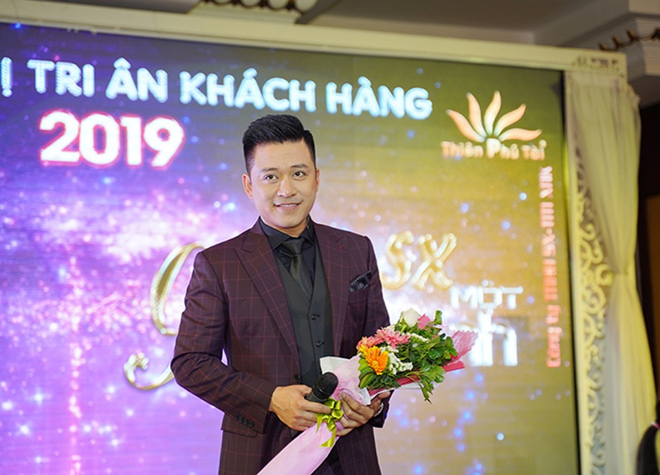 Tuấn Hưng, Lâm Vũ bất ngờ xuất hiện trong Hội nghị tri ân khách hàng của Nhật Việt Cosmectics - 2 Tuấn Hưng, Lâm Vũ bất ngờ xuất hiện trong Hội nghị tri ân khách hàng của Nhật Việt Cosmectics - 2