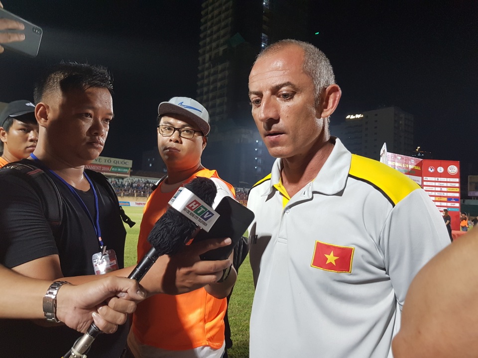 HLV Graechen: “Tôi tự hào về các cầu thủ sau chiến thắng U19 Thái Lan” - 1 HLV Graechen: “Tôi tự hào về các cầu thủ sau chiến thắng U19 Thái Lan” - 1