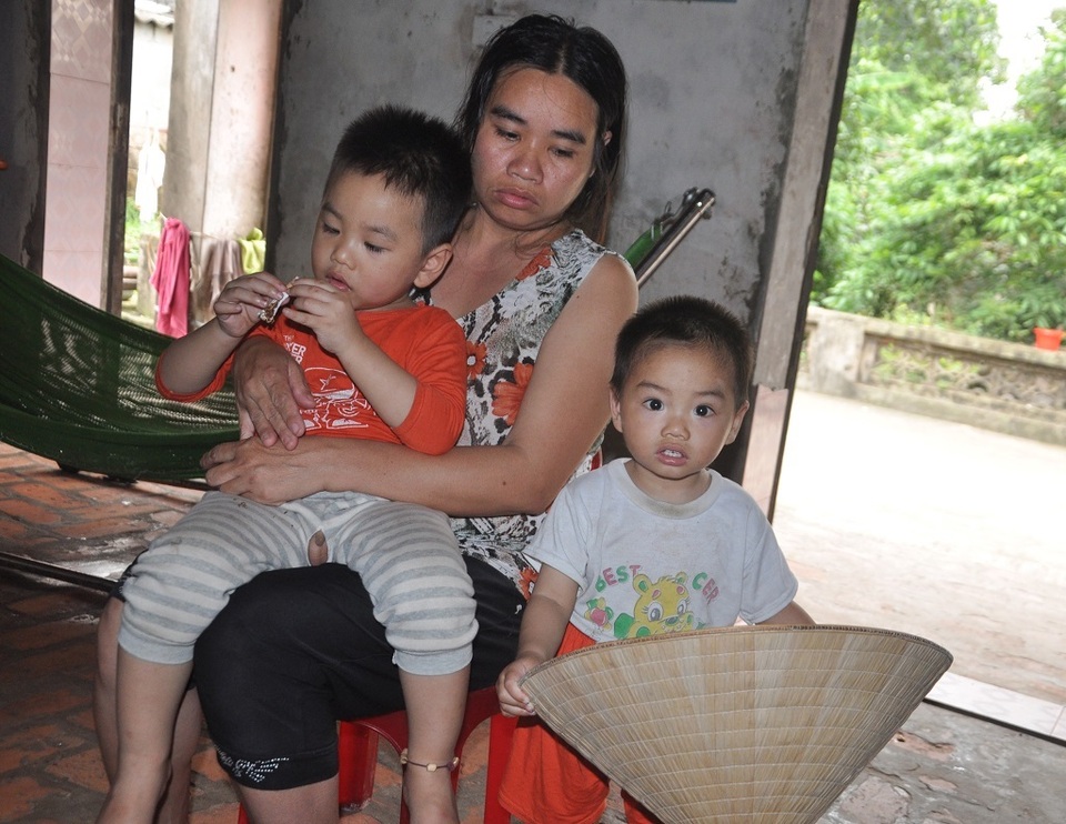 Cuộc sống khốn khổ trong đói rách của hai đứa trẻ không cha, mẹ bị tâm thần - 2 Cuộc sống khốn khổ trong đói rách của hai đứa trẻ không cha, mẹ bị tâm thần - 2