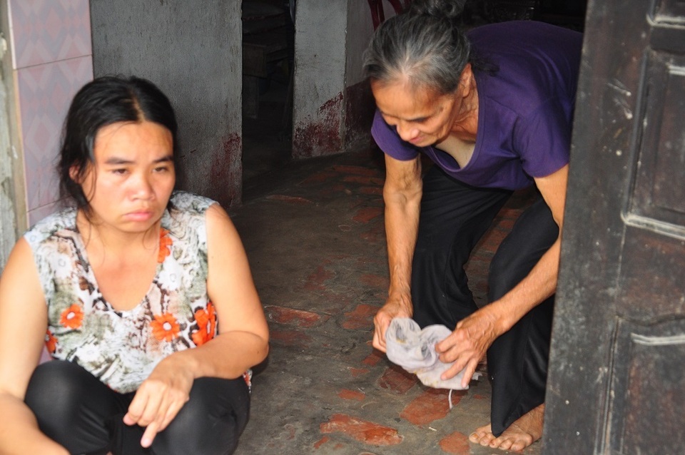 Cuộc sống khốn khổ trong đói rách của hai đứa trẻ không cha, mẹ bị tâm thần - 7 Cuộc sống khốn khổ trong đói rách của hai đứa trẻ không cha, mẹ bị tâm thần - 7