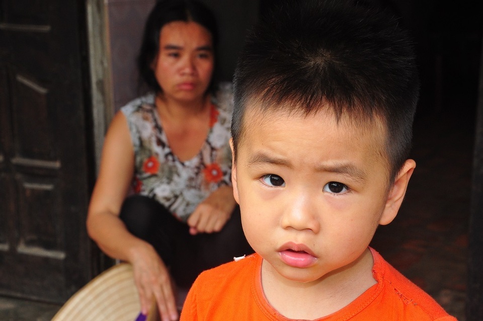 Cuộc sống khốn khổ trong đói rách của hai đứa trẻ không cha, mẹ bị tâm thần - 4 Cuộc sống khốn khổ trong đói rách của hai đứa trẻ không cha, mẹ bị tâm thần - 4