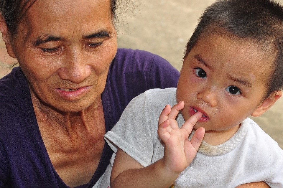 Cuộc sống khốn khổ trong đói rách của hai đứa trẻ không cha, mẹ bị tâm thần - 8 Cuộc sống khốn khổ trong đói rách của hai đứa trẻ không cha, mẹ bị tâm thần - 8