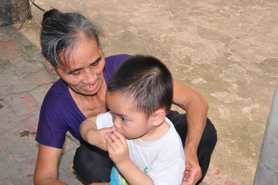 Cuộc sống khốn khổ trong đói rách của hai đứa trẻ không cha, mẹ bị tâm thần - 5 Cuộc sống khốn khổ trong đói rách của hai đứa trẻ không cha, mẹ bị tâm thần - 5