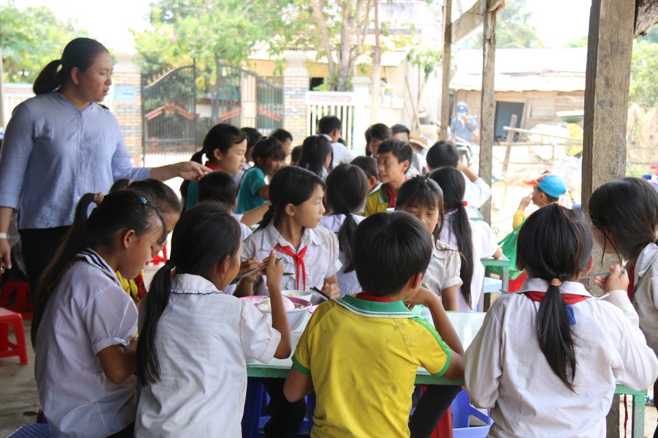 Cô giáo vùng cao xin cơm, xây nhà bán trú cho học trò nghèo - 3 Cô giáo vùng cao xin cơm, xây nhà bán trú cho học trò nghèo - 3