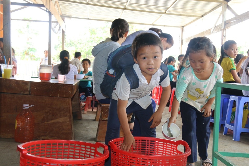 Cô giáo vùng cao xin cơm, xây nhà bán trú cho học trò nghèo - 7 Cô giáo vùng cao xin cơm, xây nhà bán trú cho học trò nghèo - 7