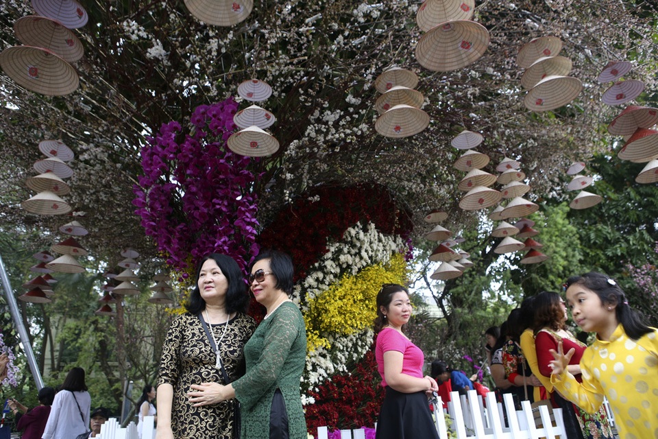 Ngắm hàng vạn cành hoa anh đào khoe sắc bên hồ Gươm - 9 Ngắm hàng vạn cành hoa anh đào khoe sắc bên hồ Gươm - 9
