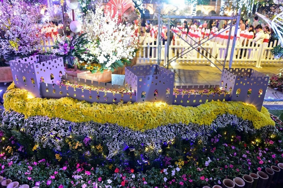Hàng ngàn cành hoa anh đào khoe sắc bên hồ Hoàn Kiếm - 13 Hàng ngàn cành hoa anh đào khoe sắc bên hồ Hoàn Kiếm - 13