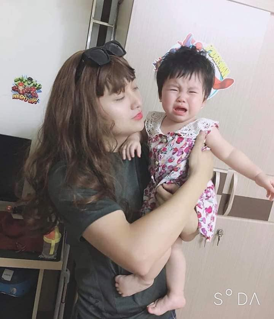 Ông bố giả gái để dỗ con nín khóc gây sốt mạng vì quá xinh - 2 Ông bố giả gái để dỗ con nín khóc gây sốt mạng vì quá xinh - 2