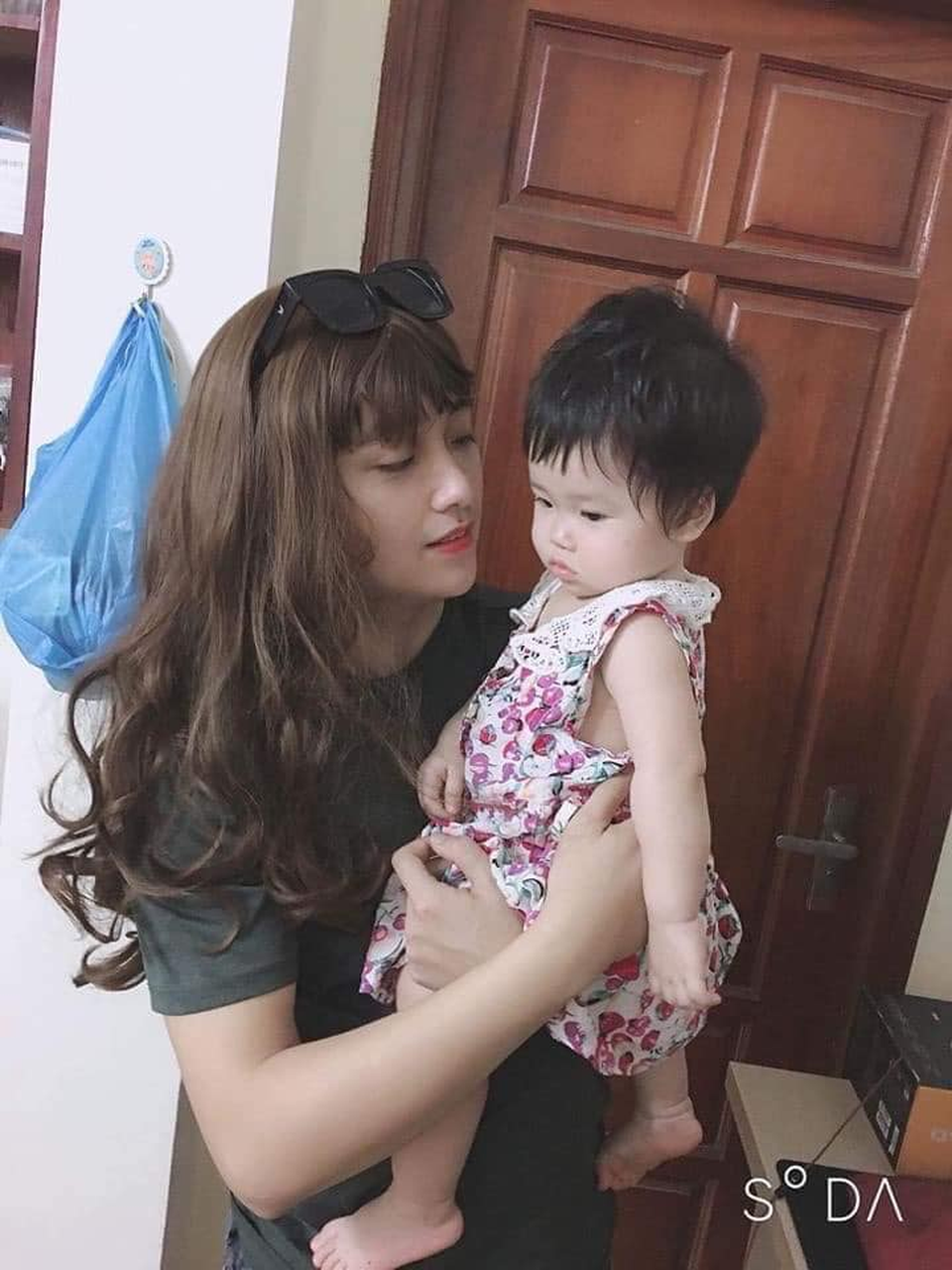 Ông bố giả gái để dỗ con nín khóc gây sốt mạng vì quá xinh - 3 Ông bố giả gái để dỗ con nín khóc gây sốt mạng vì quá xinh - 3