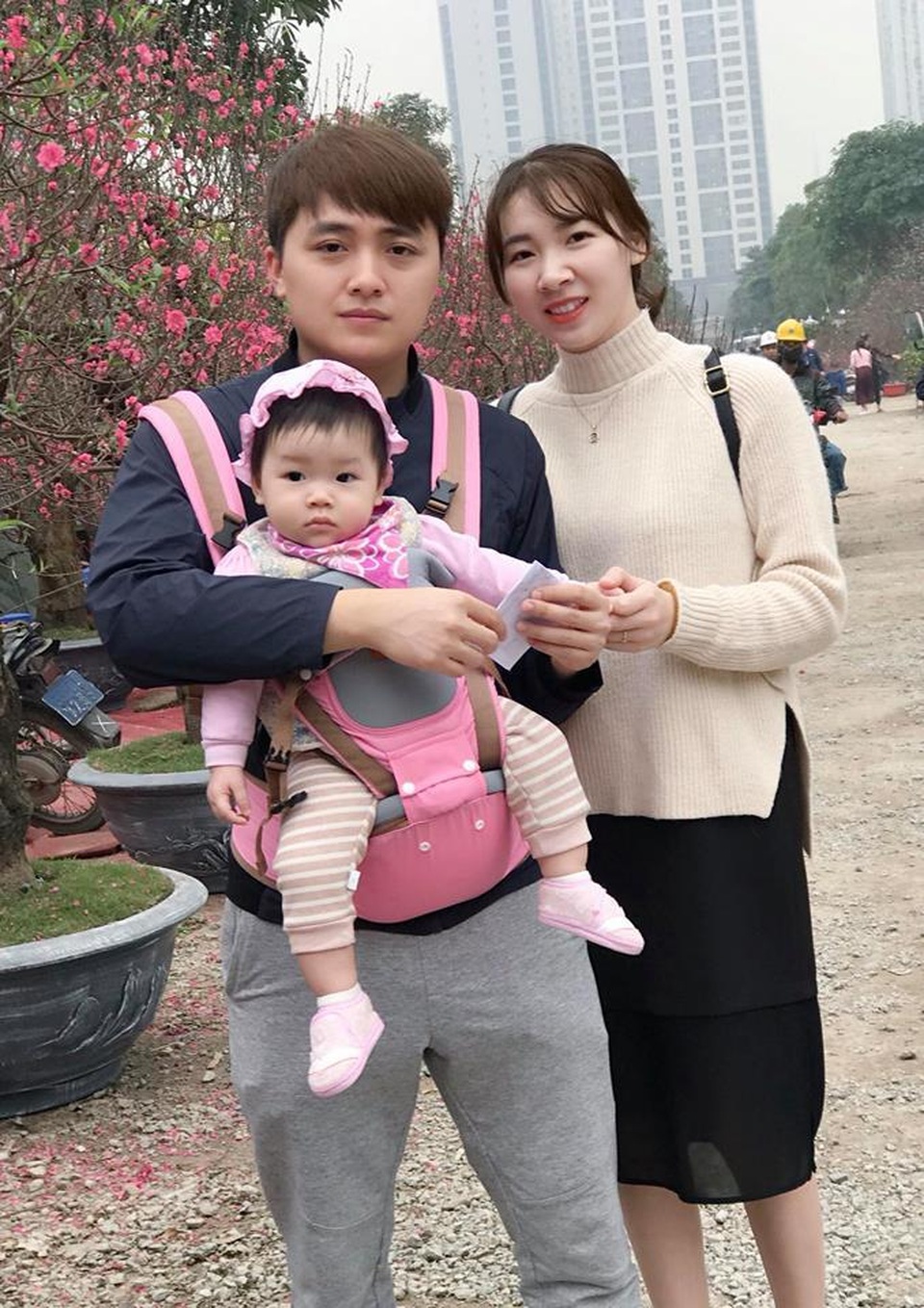 Ông bố giả gái để dỗ con nín khóc gây sốt mạng vì quá xinh - 4 Ông bố giả gái để dỗ con nín khóc gây sốt mạng vì quá xinh - 4