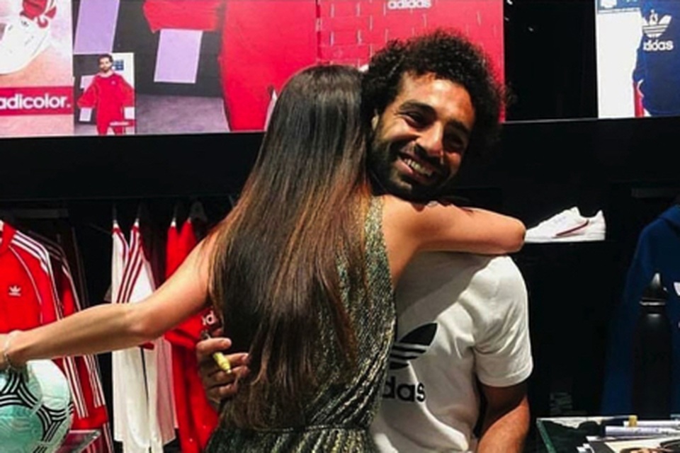 Mohamed Salah bị mẹ “dạy bảo” vì lộ ảnh ôm ấp fan nữ - 1 Mohamed Salah bị mẹ “dạy bảo” vì lộ ảnh ôm ấp fan nữ - 1