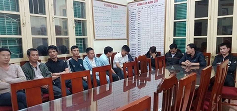 Hà Nội: Phạt hành chính 12 cò... taxi “dù” tại sân bay Nội Bài - 1