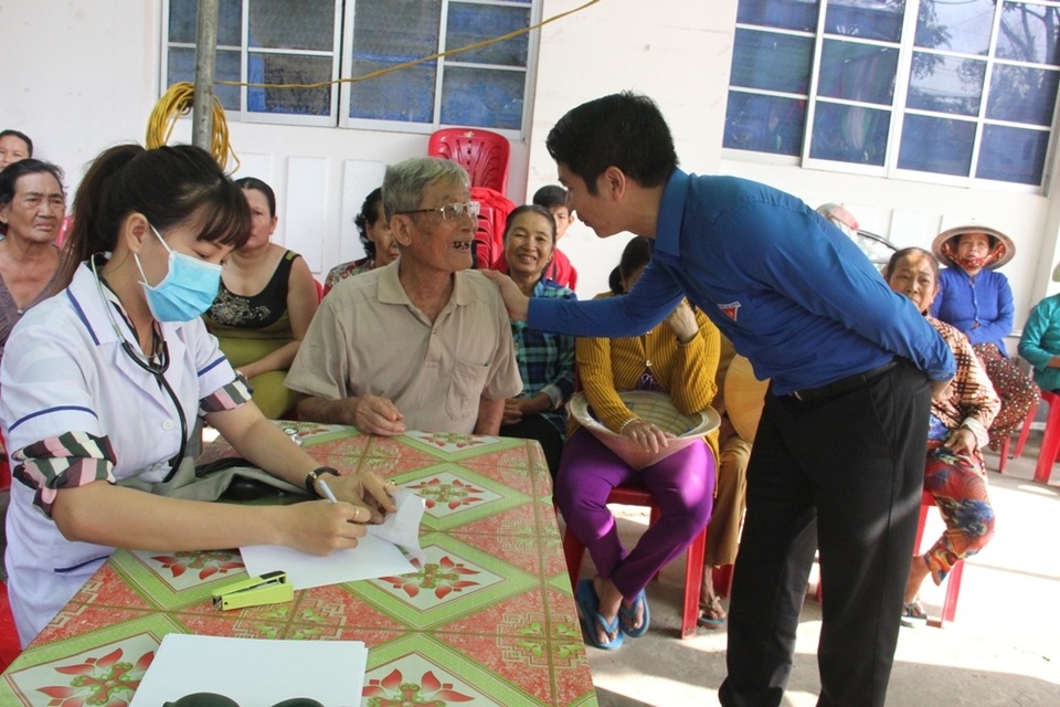 Đoàn thanh niên mang niềm vui đến với bà con vùng biên Đồng Tháp - 3 Đoàn thanh niên mang niềm vui đến với bà con vùng biên Đồng Tháp - 3