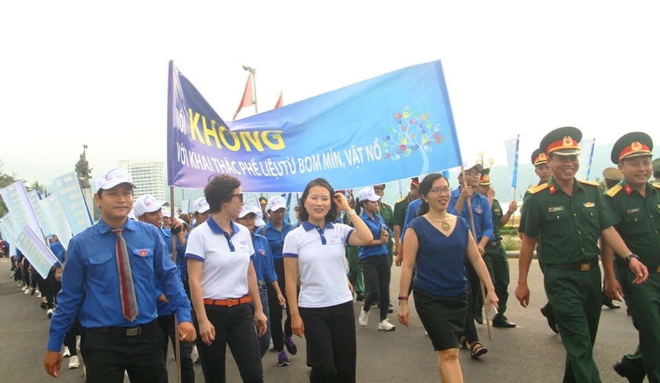 Hơn 1.000 bạn trẻ diễu hành vì “Khu đất an toàn” không bom mìn - 2 Hơn 1.000 bạn trẻ diễu hành vì “Khu đất an toàn” không bom mìn - 2