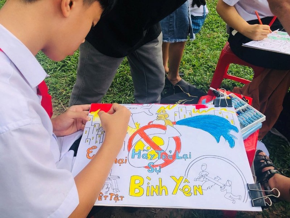 Hơn 1.000 bạn trẻ diễu hành vì “Khu đất an toàn” không bom mìn - 5 Hơn 1.000 bạn trẻ diễu hành vì “Khu đất an toàn” không bom mìn - 5