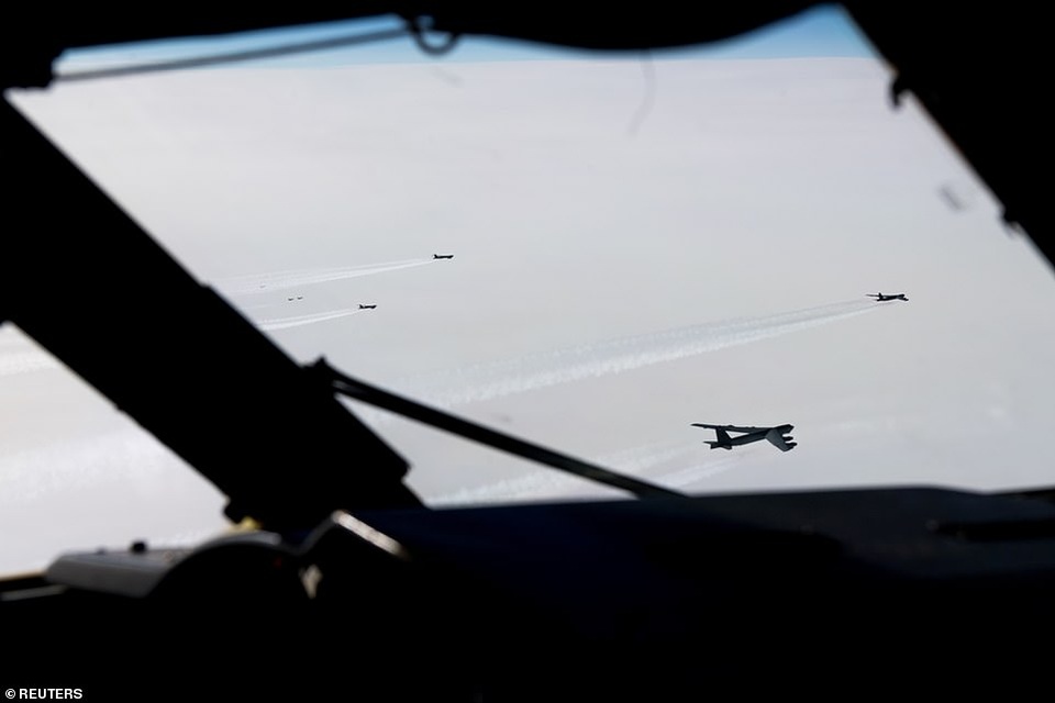 Máy bay ném bom B-52 của Mỹ sải cánh trên bầu trời châu Âu - 8 Máy bay ném bom B-52 của Mỹ sải cánh trên bầu trời châu Âu - 8