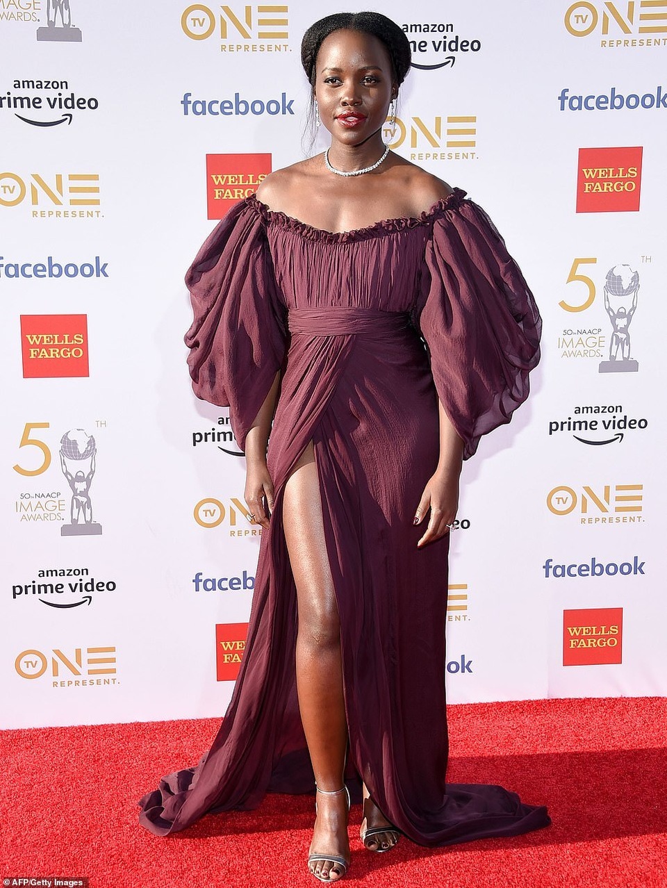 Kate Beckinsale mặc váy xuyên thấu, Lupita Nyongo khoe chân nuột nà - 1 Kate Beckinsale mặc váy xuyên thấu, Lupita Nyongo khoe chân nuột nà - 1