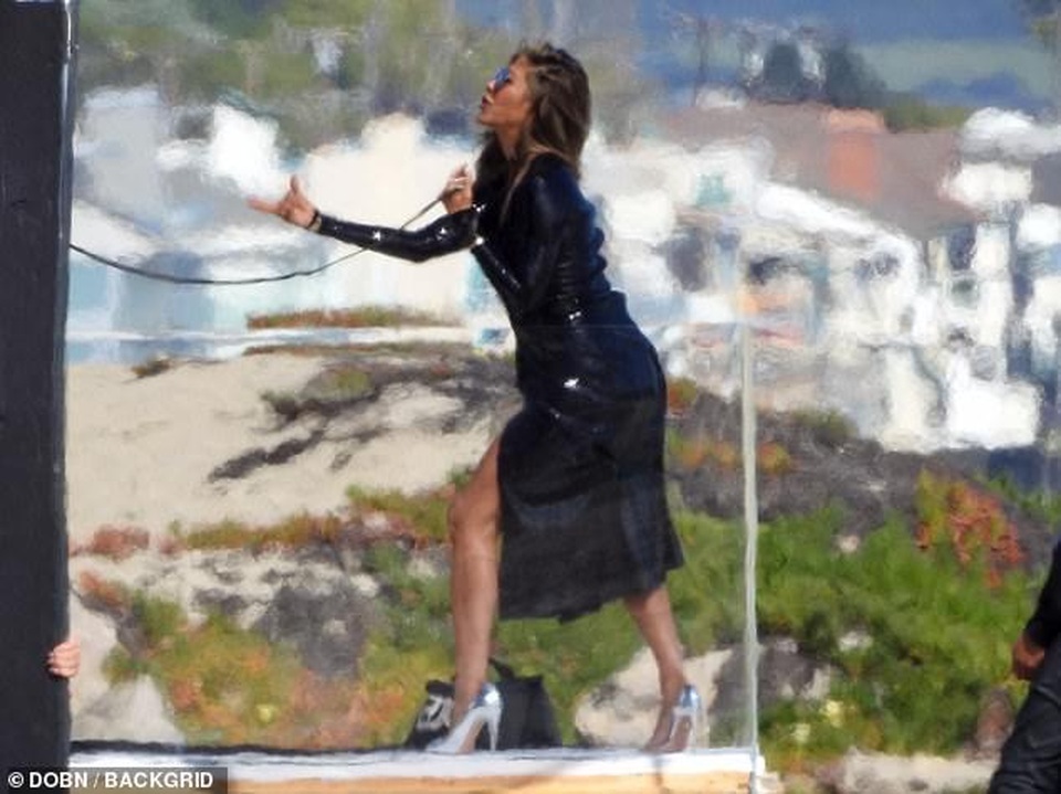 Jennifer Aniston lấp ló ngực đầy - 8