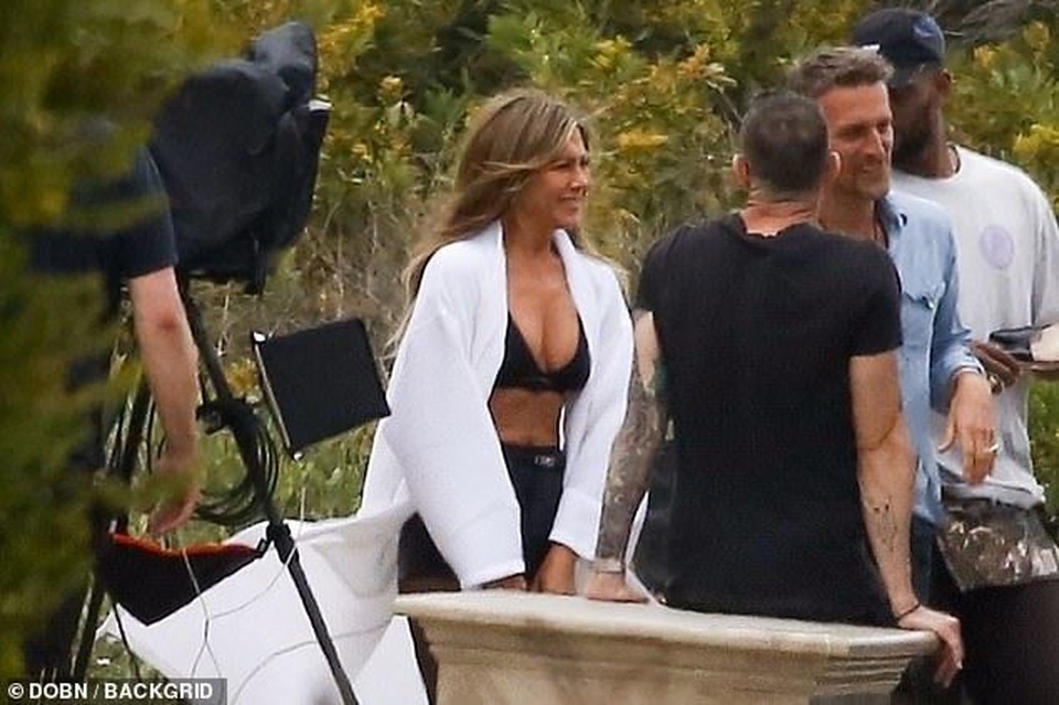 Jennifer Aniston lấp ló ngực đầy - 3