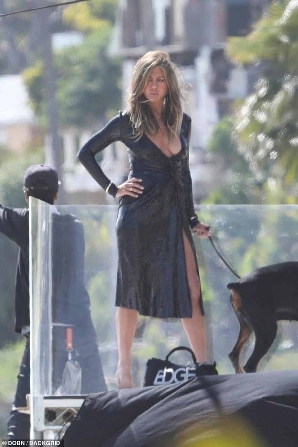 Jennifer Aniston lấp ló ngực đầy - 5