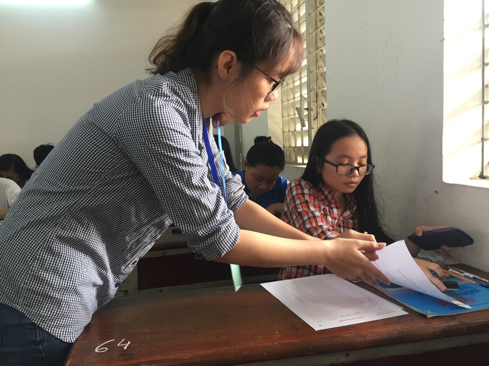 cán bộ coi thi kiểm tra hồ sơ thí sinh.JPG cán bộ coi thi kiểm tra hồ sơ thí sinh.JPG