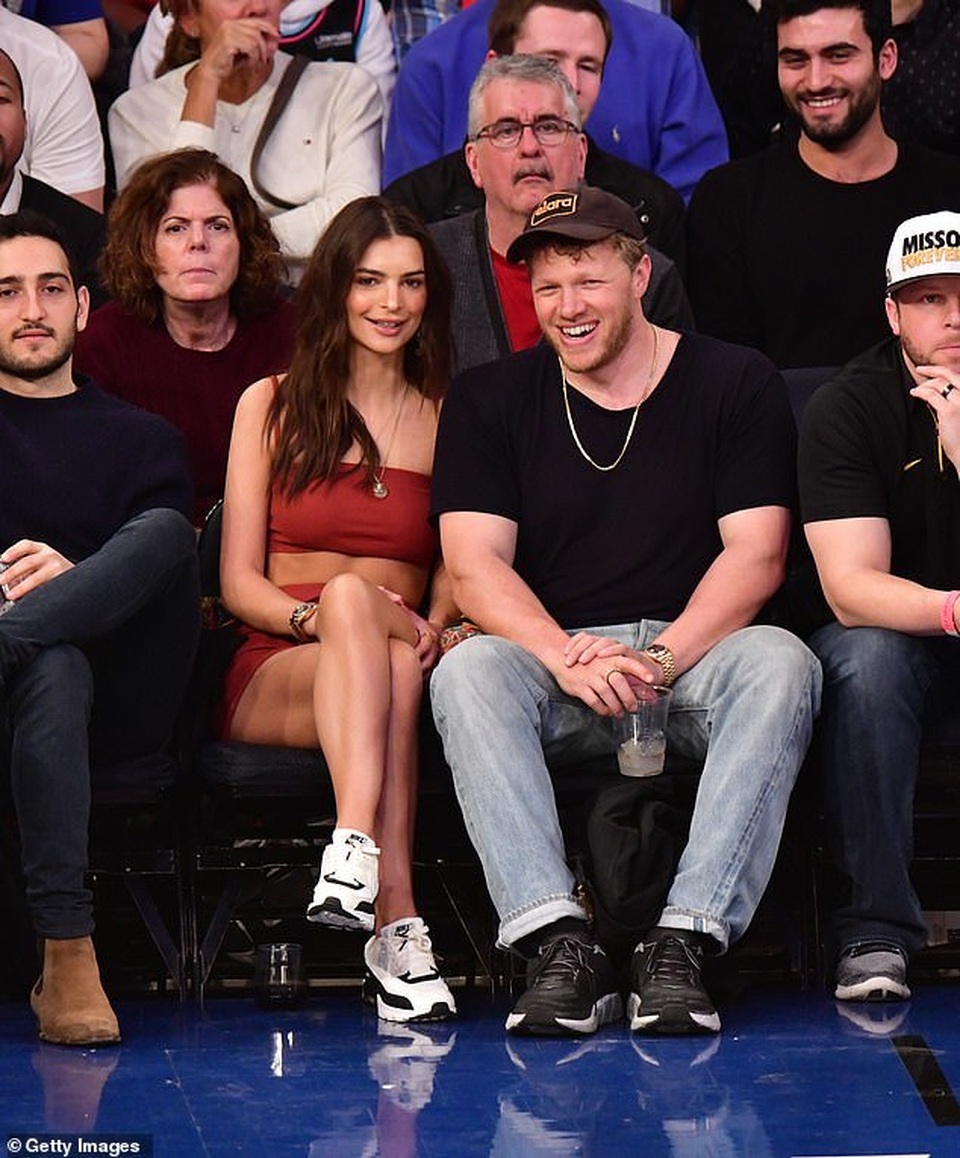 Emily Ratajkowski hạnh phúc hôn chồng khi đi xem bóng rổ - 2 Emily Ratajkowski hạnh phúc hôn chồng khi đi xem bóng rổ - 2