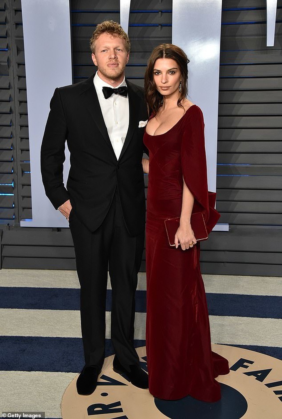 Emily Ratajkowski hạnh phúc hôn chồng khi đi xem bóng rổ - 4 Emily Ratajkowski hạnh phúc hôn chồng khi đi xem bóng rổ - 4