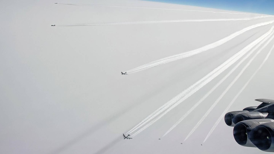 Máy bay ném bom B-52 của Mỹ sải cánh trên bầu trời châu Âu - 2 Máy bay ném bom B-52 của Mỹ sải cánh trên bầu trời châu Âu - 2