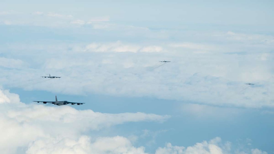 Máy bay ném bom B-52 của Mỹ sải cánh trên bầu trời châu Âu - 6 Máy bay ném bom B-52 của Mỹ sải cánh trên bầu trời châu Âu - 6