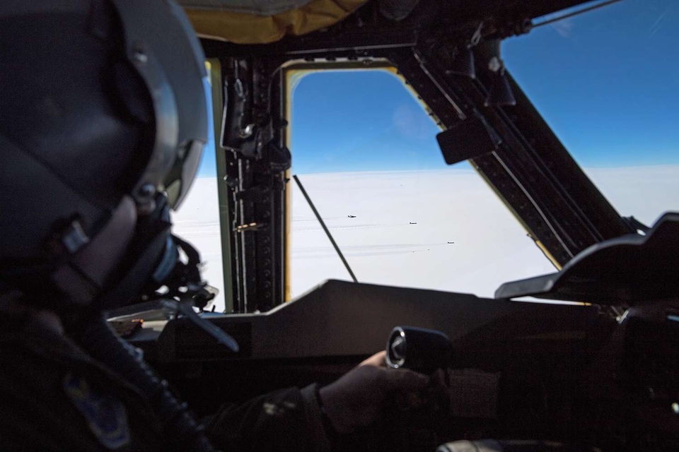 Máy bay ném bom B-52 của Mỹ sải cánh trên bầu trời châu Âu - 7 Máy bay ném bom B-52 của Mỹ sải cánh trên bầu trời châu Âu - 7