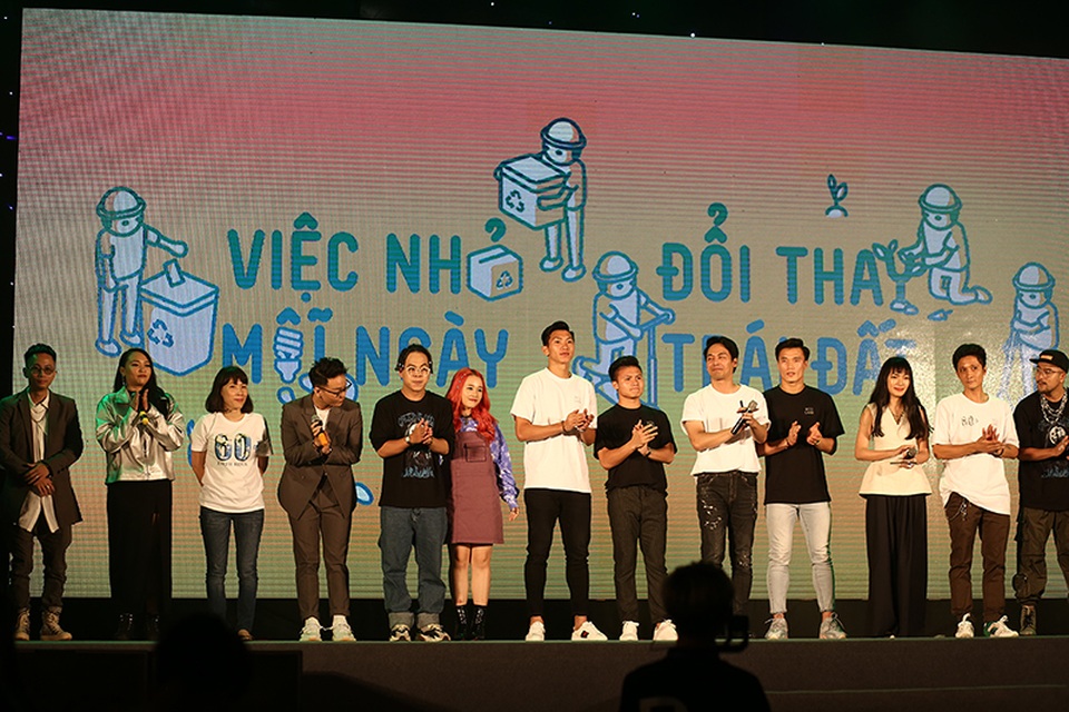 tat_den_bat_y_tuong_(2).jpg tat_den_bat_y_tuong_(2).jpg