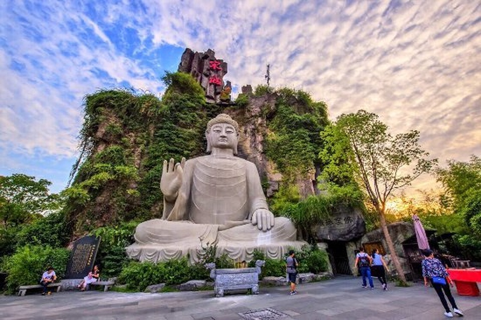 Tổ ong bắp cày hình giọt nước trên đầu tượng Phật - 1 Tổ ong bắp cày hình giọt nước trên đầu tượng Phật - 1