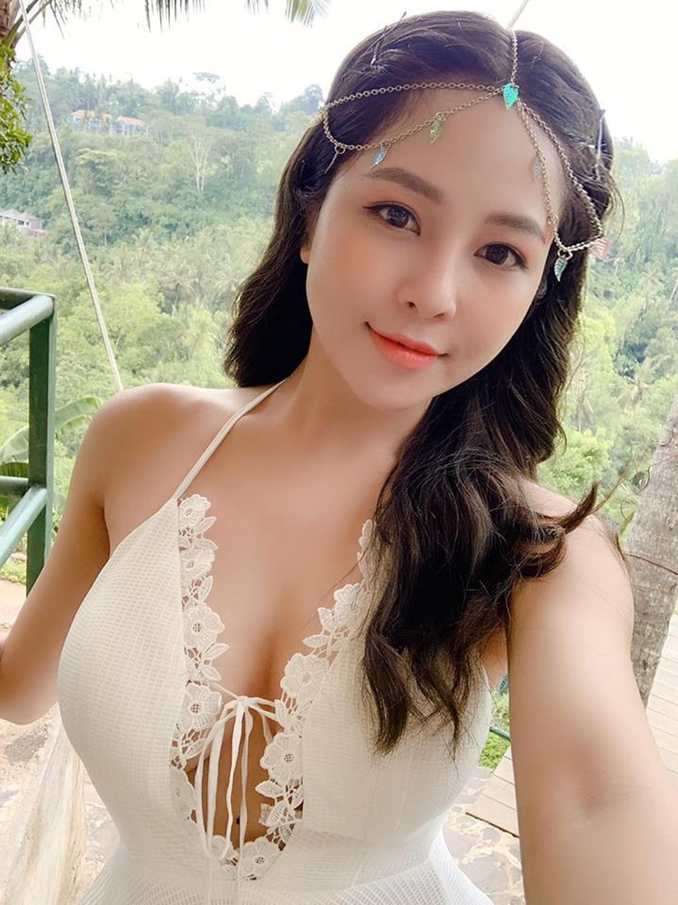 Hot girl World Cup Trâm Anh phủ nhận tin đồn “tình trường dày dặn” thời học sinh - 1 Hot girl World Cup Trâm Anh phủ nhận tin đồn “tình trường dày dặn” thời học sinh - 1
