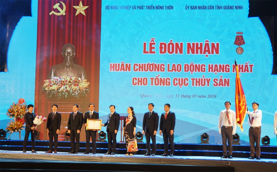 trao huan chuong.jpg