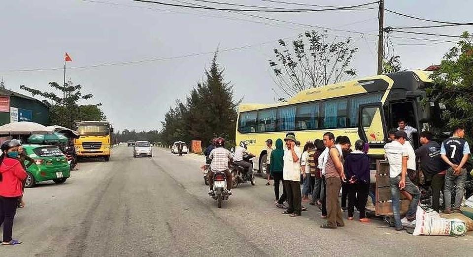 Xe khách chở đoàn học sinh đi tham quan gây tai nạn liên hoàn - 1 Xe khách chở đoàn học sinh đi tham quan gây tai nạn liên hoàn - 1