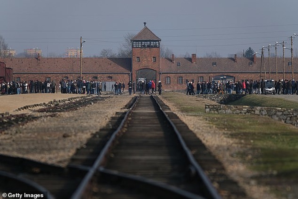 Du khách đối diện 10 năm tù vì ăn cắp thanh ray trên đường tàu - 1 Du khách đối diện 10 năm tù vì ăn cắp thanh ray trên đường tàu - 1