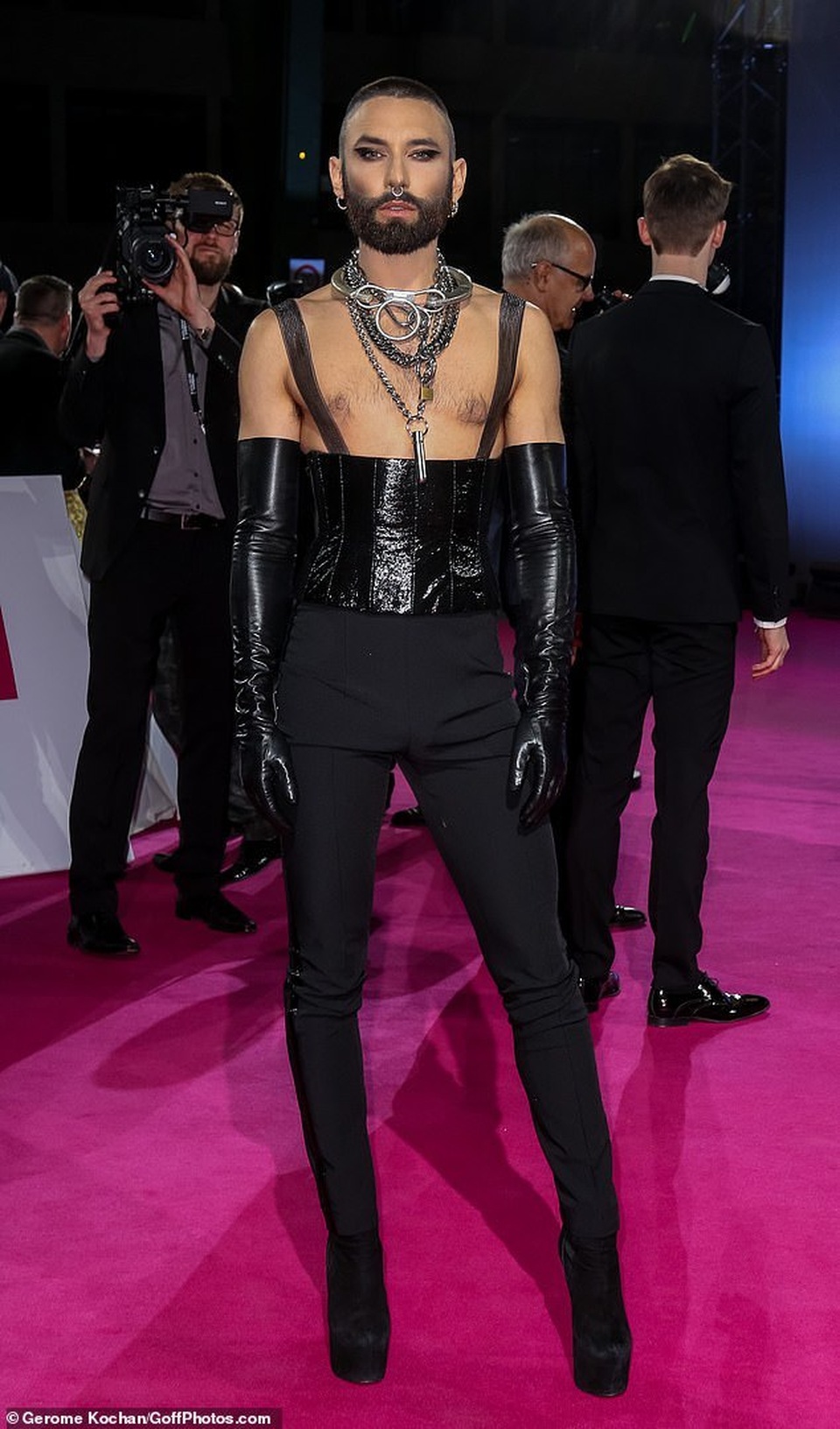 Nam ca sỹ đồng tính Conchita Wurst bất ngờ cạo trọc đầu - 1 Nam ca sỹ đồng tính Conchita Wurst bất ngờ cạo trọc đầu - 1