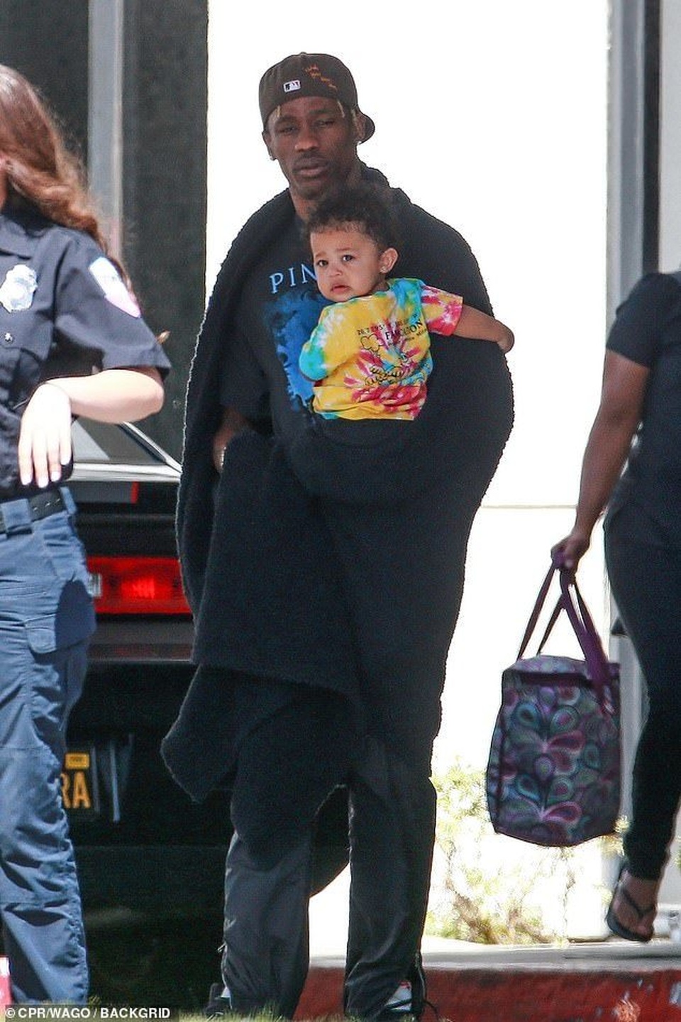 Kylie Jenner giản dị bế con ra phố - 6