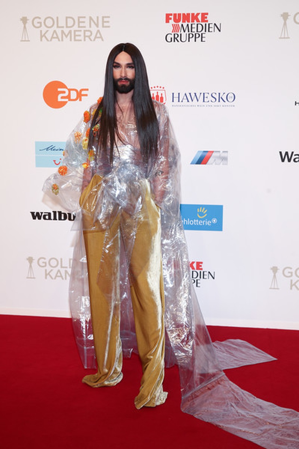Nam ca sỹ đồng tính Conchita Wurst bất ngờ cạo trọc đầu - 6 Nam ca sỹ đồng tính Conchita Wurst bất ngờ cạo trọc đầu - 6