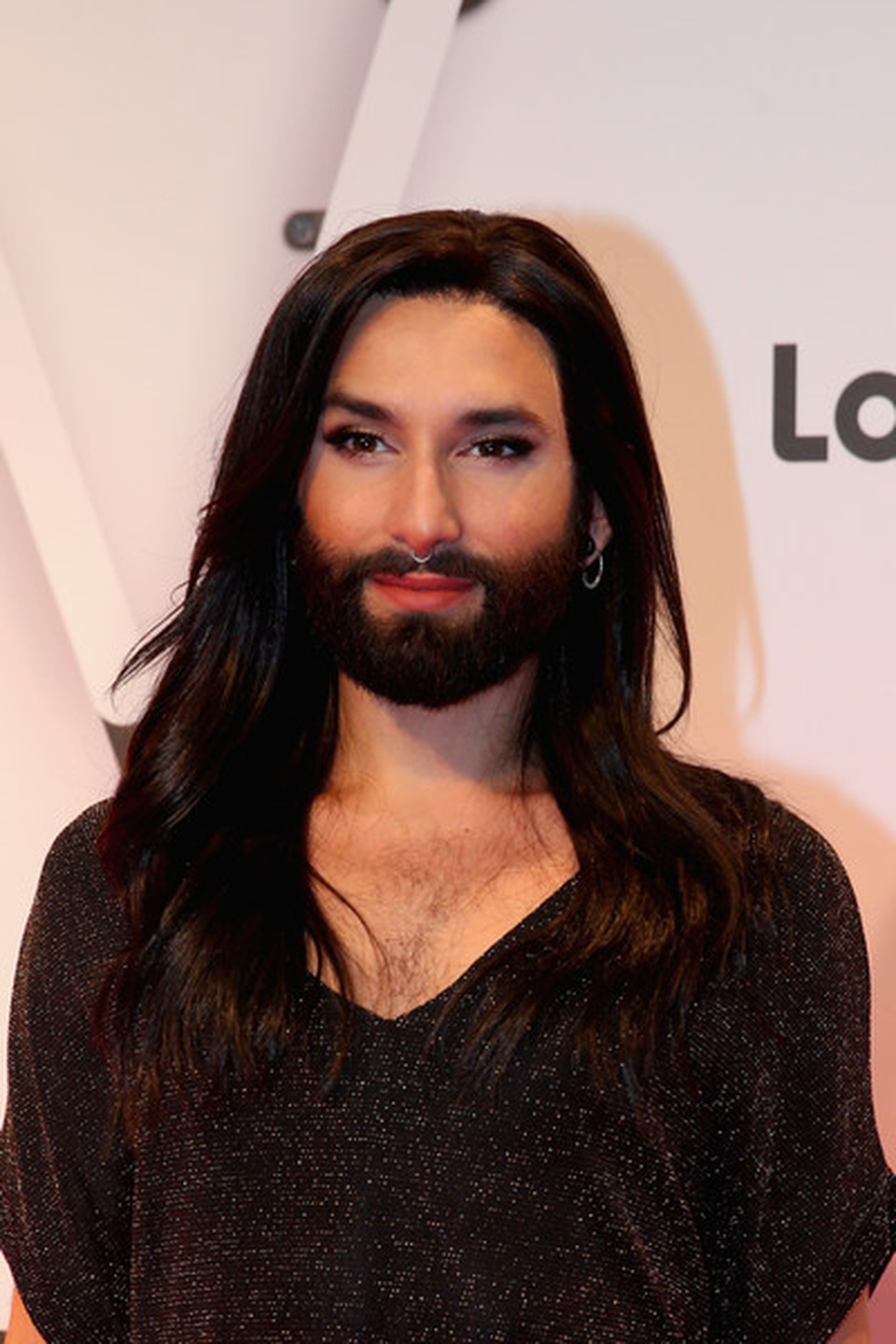 Nam ca sỹ đồng tính Conchita Wurst bất ngờ cạo trọc đầu - 5 Nam ca sỹ đồng tính Conchita Wurst bất ngờ cạo trọc đầu - 5